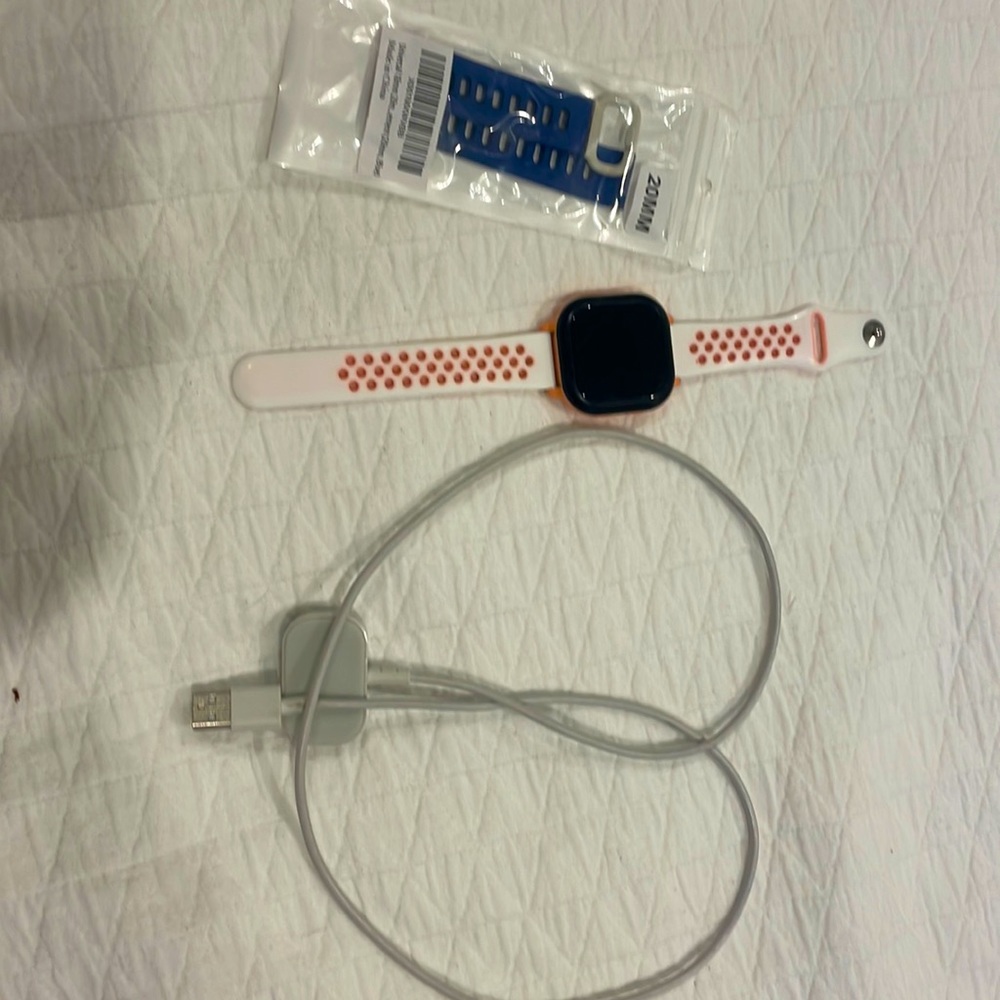 Verizon gizmo watch with charging cable and extra band